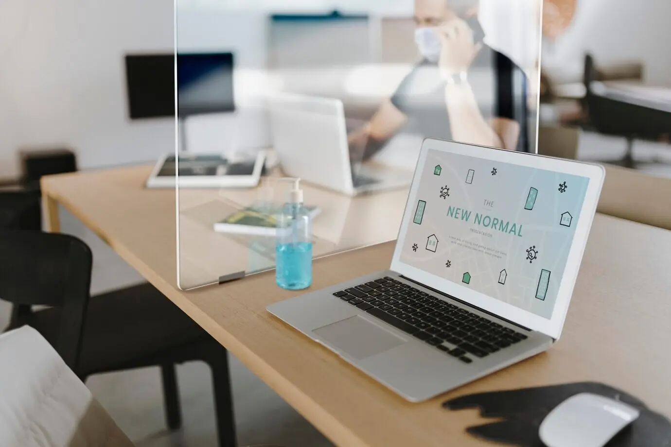 На столе — барьер для социального дистанцирования.