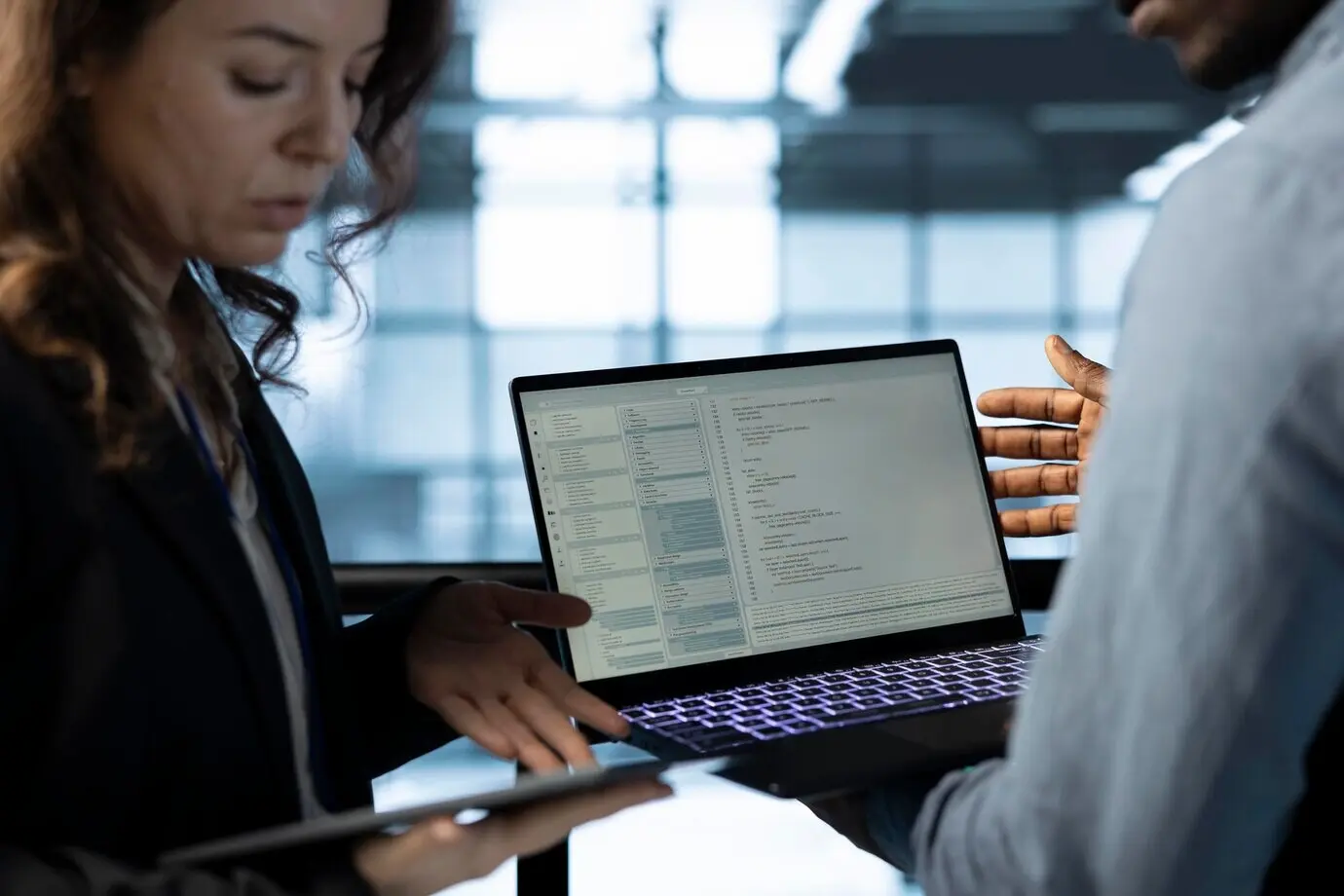 Разработчики программного обеспечения в рабочем пространстве дата-центра используют ноутбук для калибровки энергопотребления.